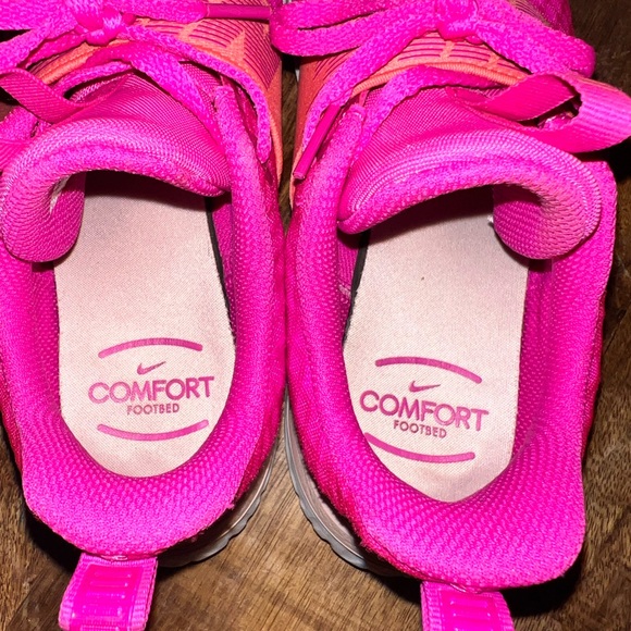 Gently Use Women’s Nike Tennis Shoe. - Picture 2 of 5